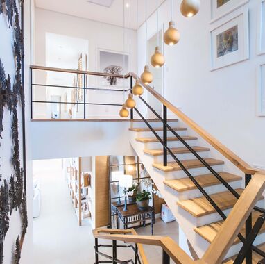 Stilvolles Treppenhaus im Hotels mit Lobby im Hintergrund Stilvolles Treppenhaus im Hotels mit Lobby im Hintergrund